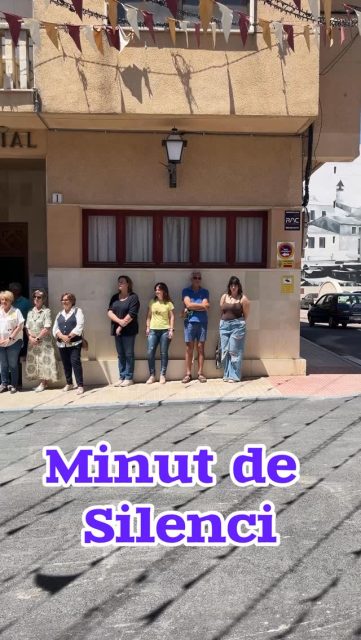 📍 Este dijous, s’ha celebrat a les portes de l’Ajuntament una concentració i un minut de silenci en mostra de suport 🤝 i solidaritat 💜 amb l’última víctima de violència de gènere, els seus familiars i totes les dones que patixen violència masclista.

En acabar la concentració, l’alcaldessa del Pinós, Silvia Verdú, ha reafirmat el compromís del consistori en la lluita contra la violència de gènere, destacant la necessitat de continuar treballant des de les institucions i la societat per erradicar esta xacra social.