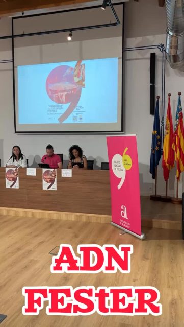 🎉🍲 Pinoso ha acogido con gran éxito el ciclo de conferencias “ADN Fester”, una iniciativa impulsada por el Instituto Alicantino de Cultura Juan Gil-Albert, que ha convertido a la localidad en un punto de encuentro para la reflexión sobre la cultura, la tradición y la gastronomía festera. 🏛️✨

📍 La jornada, celebrada en Casa de Don Pedro, se ha enmarcado dentro de la programación especial del Bicentenario de la concesión del título de Villa a Pinoso (1826-2026), consolidando así la apuesta del municipio por actividades que ponen en valor su patrimonio cultural e identidad local. 🎂🎊

👩‍🍳🥘 Bajo el lema “Gastronomía Festera”, el encuentro ha reunido a numeroso público interesado en conocer y compartir experiencias sobre el papel de la cocina tradicional en las fiestas populares, destacando su importancia como símbolo de convivencia, tradición y transmisión de costumbres entre generaciones. 🤝❤️

🗣️ La alcaldesa de Pinoso, Silvia Verdú, ha destacado que si hay algo que caracteriza al pueblo es la manera de vivir y compartir:
“En Pinoso, la fiesta no se entiende sin la gastronomía, ni la gastronomía sin la fiesta”. 🎶🍷🥳