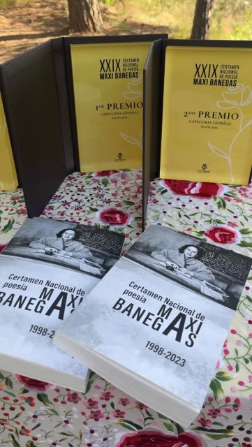 📚 El Ayuntamiento de Pinoso, a través de la concejalía de Cultura y Juventud, ha celebrado este sábado 23 de mayo la gala de entrega de premios de la XXIX edición del Certamen Nacional de Poesía Maxi Banegas 🖋️🏆

El acto, abierto al público, se ha celebrado por segunda vez en el emblemático Monte Cabeço ⛰️, cerca de la Ermita de Fátima ⛪, en una velada cargada de cultura, poesía y emoción 💫

La alcaldesa Silvia Verdú ha querido destacar la importancia de mantener viva esta cita literaria, ya consolidada como uno de los grandes referentes culturales del municipio 📖❤️, especialmente en el año del Bicentenario de la Villa 🎉🏛️

Además, ha resaltado la gran participación de esta edición, en la que se han presentado un total de 370 obras ✍️📄👏