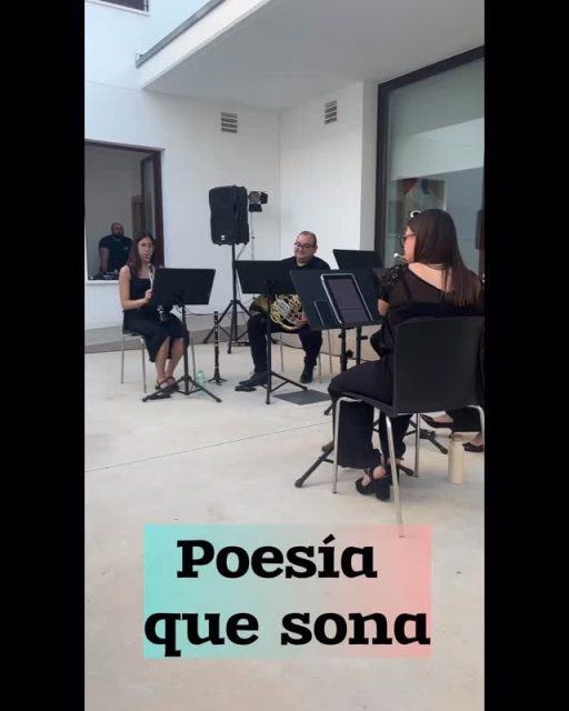 🎶📖 Hui dijous 28 de maig ha tingut lloc “Poesia que sona”, una proposta artística que ha unit música i literatura en un recorregut íntim i evocador a través d’algunes de les pàgines més delicades del repertori per a conjunt instrumental. 🎼
El recital ha combinat la interpretació musical d’obres de compositors com Amy Beach, Manuel de Falla, Claude Debussy, Gabriel Fauré, John Rutter i Robert Schumann amb la recitació de textos poètics seleccionats especialment per a dialogar amb cada peça. 🎻🎹📚 La veu de Belén Jara ha sigut l’encarregada de conduir el públic per aquest univers d’imatges, emocions i records. 
La part musical l’ha posada la Societat Unió Lírica Pinosense amb la participació d’un quintet de vent format per María Esclapés, Laura Esclapés, Miranda Pastor, Carlos Belda i Albert García. 🎶👏
“Poesia que sona” quan la poesia es transforma en música, ha tingut lloc al pati de la Casa de Don Pedro amb l’assistència de l’alcaldessa del Pinós, Silvia Verdú, així com la regidora Neus Ochoa,  o el director de la SULP, Vicent Rico així com nombrós públic.