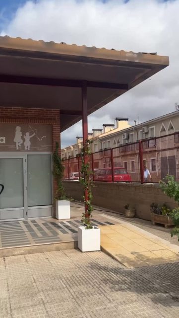 L’Escola Infantil Municipal La Cometa continua millorant les seues instal·lacions per al benestar dels més xicotets 👶✨🏫
S’ha renovat la zona exterior amb gespa artificial 🌿, incorporat un nou rentavaixella 🧼🍽️ i millorat el menjador amb una reducció del sostre que aporta major confort acústic 🔊 i eficiència energètica ⚡.
Xicotetes grans millores que fan de l’escola un espai més còmode, modern i acollidor per a xiquets, xiquetes i professorat 💚🌈
L’alcaldessa, Silvia Verdú, ha visitat estos dies el centre al costat de la directora, Ana Bonmatí, per a conéixer de primera mà les actuacions realitzades 👀🤝 i abordar la planificació del pròxim curs 2026-2027 📚, així com el desenrotllament de la Ocioteca d’Estiu ☀️🎨.
Silvia Verdú:
«L’educació és un pilar fonamental per al nostre municipi 🏛️. El nostre objectiu és continuar escoltant les necessitats de la comunitat educativa 👂💬 i donar resposta a aquelles demandes que contribuïsquen a oferir un servici públic de major qualitat per a les nostres famílies”