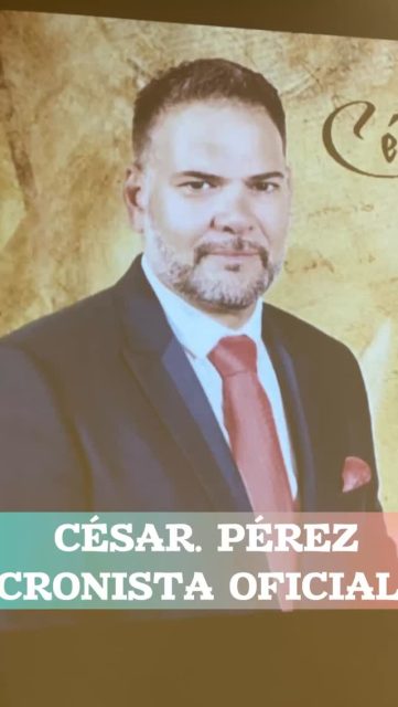 📜🏛️ El Ayuntamiento de Pinoso ha presentado oficialmente a César Pérez Cascales como Cronista Oficial de la Villa, un nombramiento que devuelve a nuestro municipio una figura institucional que permanecía vacante desde 1958.

📚❤️ Durante más de 25 años, César ha dedicado su trabajo a investigar, divulgar y proteger la historia, la cultura y las tradiciones de Pinoso a través de los medios de comunicación locales, convirtiéndose en una referencia imprescindible para generaciones de pinoseros.

👏👨‍👩‍👧‍👧 En un emotivo acto celebrado en la Casa del Vino 🍇, acompañado por familiares, amigos, compañeros, autoridades y cronistas oficiales de la comarca, recibió el reconocimiento de todo un pueblo que valora su compromiso, profesionalidad y amor por nuestras raíces. 🌿🏘️

🎖️📖 Además, César fue investido recientemente como Cronista Oficial por la Academia Valenciana de Cronistas Oficiales, situando a Pinoso en el mapa de la investigación histórica y cultural de la Comunidad Valenciana. 🌍

🎉👏 ¡Enhorabuena, César! Gracias por custodiar, preservar y difundir la memoria de Pinoso para las generaciones presentes y futuras. ❤️📚🏛️

#Pinoso #CronistaOficial #CésarPérezCascales #HistoriaDePinoso #Patrimonio MemoriaColectiva Cultura OrgulloPinosero