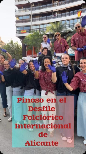 🎉 Alicante ha vuelto a disfrutar de la esencia de Pinoso en el tradicional Desfile Folclórico Internacional de las Hogueras 2026.

👑 Nuestras Reinas y Damas de Honor han lucido con orgullo los trajes tradicionales, mientras que la música y el folklore han llenado las calles de la capital gracias a la participación de la Sociedad Unión Lírica Pinosense, la Agrupación Musical «Lágrimas de Pasión» y los Coros y Danzas «Monte de la Sal».

🍷🥓 Uno de los momentos más esperados ha sido, una vez más, la degustación de productos típicos pinoseros. Miles de personas han podido conocer y saborear nuestros embutidos, vinos y dulces tradicionales, convirtiéndose en los mejores embajadores de nuestra gastronomía.

👏 Gracias a todas las personas, asociaciones, empresas colaboradoras, Protección Civil, Comisión de Fiestas, y vecinos y vecinas que han hecho posible que Pinoso vuelva a mostrar con orgullo sus tradiciones, cultura y patrimonio en una de las celebraciones más importantes de la provincia.

❤️ Un año más, el nombre de Pinoso ha brillado en las Hogueras de Alicante. La delegación pinosera ha sido encabezada por la alcaldesa de Pinoso, Silvia Verdú, acompañada por las ediles María José Moya, Neus Ochoa y el concejal Raúl Pérez.

#Pinoso #Hogueras2026 #Folklore #Tradiciones #Cultura Gastronomía OrgulloPinosero