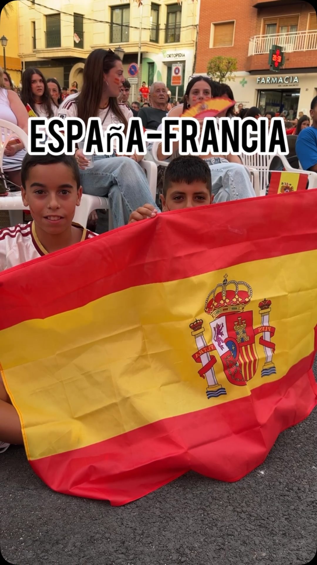 Más de 700 personas se dieron cita en la Plaza del Ayuntamiento para vivir juntos la emocionante semifinal del Mundial entre España y Francia. La convocatoria organizada por el Ayuntamiento fue todo un éxito y superó todas las previsiones, llenando la plaza de emoción, ilusión y apoyo a nuestra selección.

👏 Gracias a todos los vecinos y vecinas por hacer posible un ambiente espectacular. La gran afluencia hizo que muchas personas tuvieran que seguir el partido de pie, demostrando una vez más la pasión de nuestra ciudadanía.

📢 Tras esta magnífica respuesta, la alcaldesa ha anunciado que el Ayuntamiento ya estudia habilitar un espacio de mayor capacidad para la retransmisión de la gran final del próximo domingo.

¡Nos vemos para volver a animar juntos a España! 🇪🇸❤️