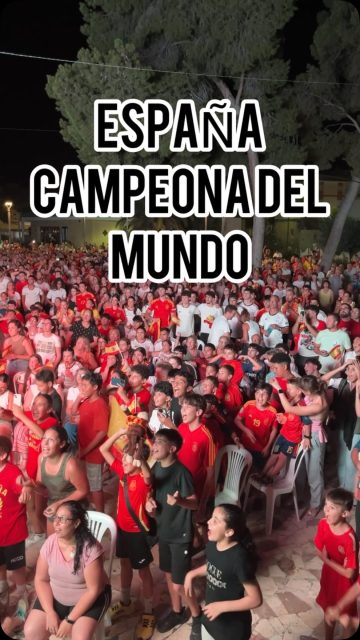 🎉⚽ ¡Pinoso celebra a lo grande el Campeonato del Mundo! 🇪🇸🏆

Más de 2000 personas se han reunido en el Jardín Municipal para vivir, juntos, la emoción del partido en la pantalla gigante instalada por el Ayuntamiento de Pinoso.

Una noche llena de ilusión, emoción y orgullo, en la que vecinos y vecinas compartieron cada jugada hasta celebrar el triunfo de la Selección Española de Fútbol, proclamándose campeona del mundo.

¡Gracias a todos por formar parte de esta gran fiesta del deporte y por llenar el Jardín Municipal de pasión, alegría y un ambiente inolvidable!

❤️💛❤️ ¡Enhorabuena, campeones!

#Pinoso #SelecciónEspañola #CampeonasDelMundo #Orgullo #Fútbol JuntosHacemosPueblo AyuntamientoDePinoso