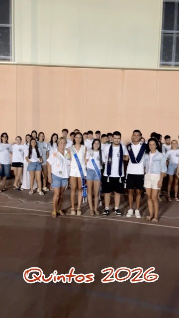 🥳🥳 Els Quintos de 2026 arranquen la Fira i Festes del Bicentenari amb una divertida festa en les piscines municipals.

🤽🤣 Jocs, riures, música i sopar. Una nit màgica que dona inici a unes festes que no oblidaran.

👸🫅 La nit també ha comptat amb la imposició de bandes al nou fester i festera, Álvaro Bartel i Carmen Rubira.

👏👏 L’alcaldessa Silvia Verdú i les edils Elisa Santiago i M. José Moya al costat de membres de la Comissió de Festes han compartit la nit amb els Quintos 2026.

#firaifesteselpinós #firadelbicentenari #elpinós #quintos2026 #18años