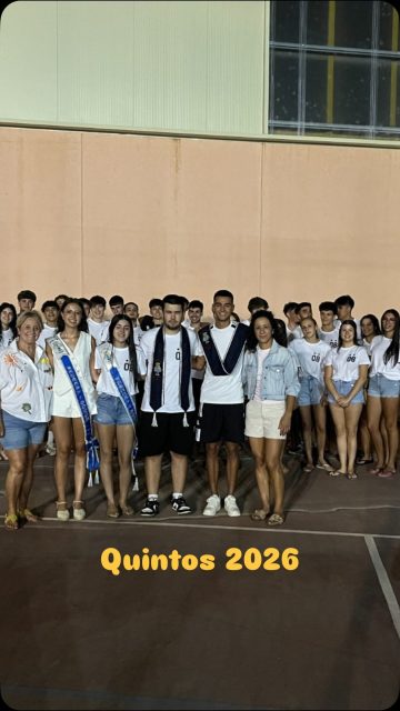 🥳🥳 Els Quintos de 2026 arranquen la Fira i Festes del Bicentenari amb una divertida festa en les piscines municipals.

🤽🤣 Jocs, riures, música i sopar. Una nit màgica que dona inici a unes festes que no oblidaran.

👸🫅 La nit també ha comptat amb la imposició de bandes al nou fester i festera, Álvaro Bartel i Carmen Rubira.

👏👏 L’alcaldessa Silvia Verdú i les edils Elisa Santiago i M. José Moya al costat de membres de la Comissió de Festes han compartit la nit amb els Quintos 2026.

#firaifesteselpinós #firadelbicentenari #elpinós #quintos2026 #18años