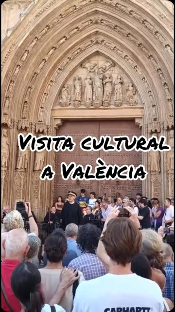 🏛️ L’Associació de Mestresses de casa, en col·laboració amb l’Ajuntament del Pinós, ha organitzat hui una jornada cultural, social i de convivència a València. 🚌❤️
👥 Una expedició formada per més de 100 persones s’ha desplaçat fins a la capital del Túria per a recórrer els seus racons més emblemàtics i compartir una jornada plena d’història, tradició i bon ambient. 🌆