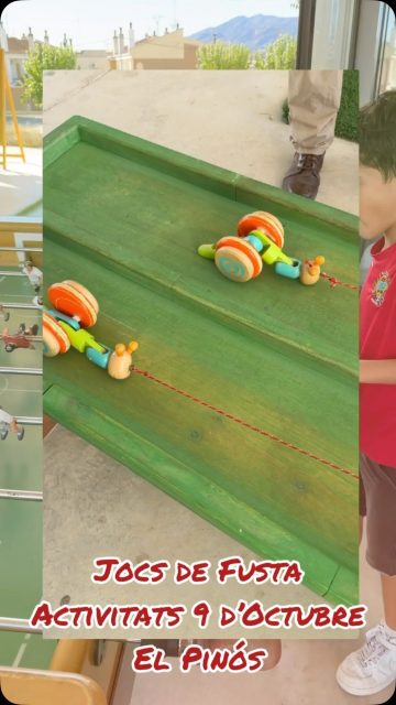 👏👏 El Pinós gaudeix d’una vesprada de jocs i contes tradicionals amb motiu del 9 d’Octubre. 

🎉 El pati del Centre Cultural de Pinós ha acollit una vesprada dedicada als jocs i contes tradicionals i populars 🧩📚, una activitat familiar organitzada amb motiu de la festivitat del 9 d’Octubre 💙💛❤️.

👧🧒 Durant la jornada, xiquets, xiquetes i famílies han pogut gaudir de diferents propostes d’animació 🎈 i d’un espai especialment pensat per a recuperar i posar en valor els jocs de sempre 🪀.

🪵 L’activitat ha comptat amb una col·lecció de més de 40 jocs de fusta de diferents formats, entre els quals hi havia jocs de punteria 🎯, d’equilibri ⚖️ i d’enginy 🧠, adaptats a diferents edats.

📖 Els contes tradicionals també han tingut un paper protagonista, amb una proposta dirigida al públic familiar que ha permés compartir històries i experiències entre diferents generacions 👵👧👨‍👩‍👧‍👦

👏 Una proposta que ha permet reivindicar el valor del joc com a eina d’aprenentatge, convivència i transmissió de la cultura popular 🤝🌱🏛️.

💚 Amb iniciatives com aquesta, El Pinós continua apostant per activitats culturals i d’oci 🎭🎨 que fomenten la participació ciutadana 🙋‍♀️🙋‍♂️, la convivència 🤝 i la transmissió de les tradicions a les noves generacions 🌟👧🧒.