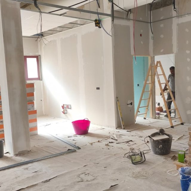 La alcaldesa, Silvia Verdú, acompañada por el concejal de Obras, José Ángel Pérez, y el técnico de la Oficina Técnica, David Socorro, visitó la semana pasada diferentes actuaciones que se están llevando a cabo en el municipio para conocer de primera mano su evolución y concretar los últimos detalles de cada proyecto.

📍 Estas son algunas de las actuaciones visitadas:

🌳 Parque de Santa Catalina. La remodelación contempla la renovación de todo el pavimento, mejoras en los juegos infantiles y el aseguramiento del talud de la ermita. El próximo 8 de noviembre se realizará una apertura parcial, con actividades infantiles con motivo de las fiestas del barrio, para que vecinos y vecinas puedan volver a disfrutar de este espacio. Tras las fiestas, se completarán los últimos trabajos.

🌿 Parque del Ocho de Agosto. Se realizarán pequeñas mejoras teniendo en cuenta las propuestas del vecindario. Ya se ha instalado una fuente y se mejorará la pintura de los juegos infantiles. Además, se colocarán dos mesas de merendero y un bordillo para evitar que la arena se erosione y se desplace hacia las calles.

🪦 Cementerio municipal. Durante la visita se comprobó el avance de la construcción de los nuevos panteones, cuya finalización está prevista en aproximadamente dos semanas.

🌱 Parque Virgen del Remedio. Las obras avanzan con la previsión de finalizar a finales de noviembre. La visita permitió revisar los últimos detalles del mobiliario y del diseño definitivo.

🏭 Nuevas naves industriales. Las dos naves renovadas saldrán a licitación próximamente para facilitar la instalación de nuevas empresas y favorecer la actividad económica del municipio.

♿ Mejora de la accesibilidad en la planta baja del Ayuntamiento. Los trabajos continúan a buen ritmo y se está trabajando para que finalicen cuanto antes. La previsión es que las instalaciones puedan abrirse al público a finales de año o en enero, ofreciendo un espacio más accesible para toda la ciudadanía.

🌾 Mejora de la entrada al polígono por la carretera de Monóvar. Ya se están realizando los trabajos de colocación de malla antihierba y grava de diferentes colores.
